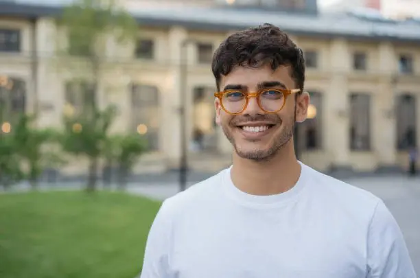 Hombre joven de piel blanca y cabello moreno. Se muestra sonriente.