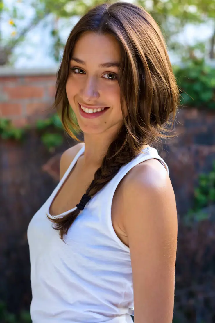 Mujer joven de piel blanca y cabello moreno. Se muestra sonriente.