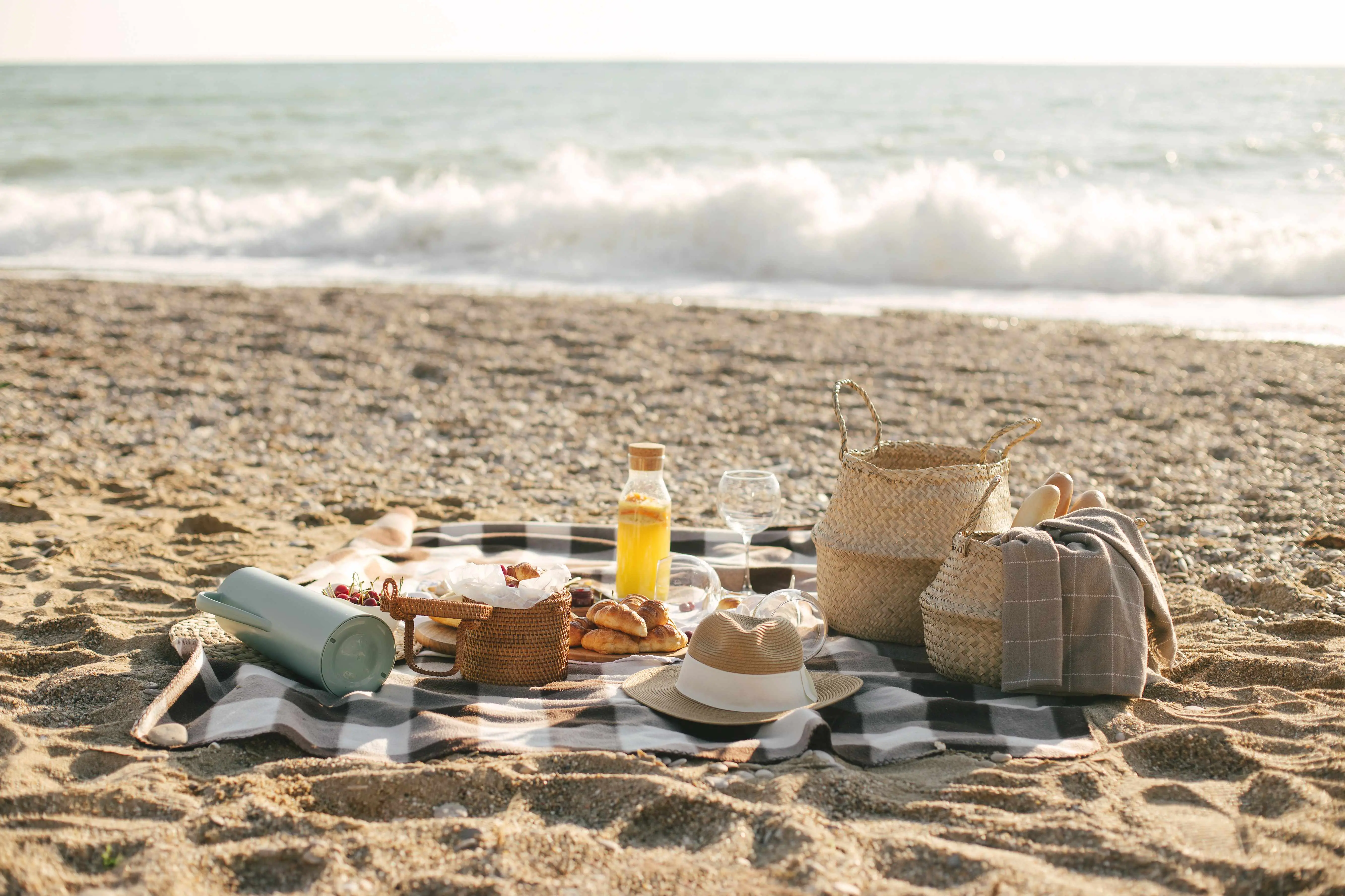 Picnic de día en la playa en la orilla del mar 