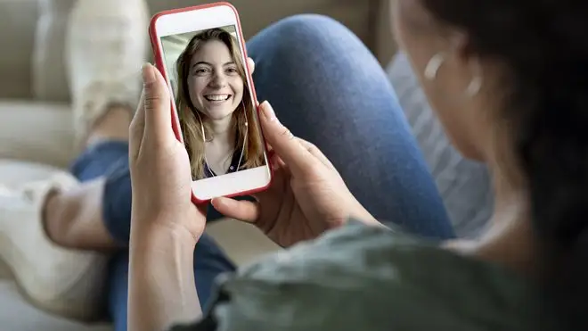 Dos mujeres realizando una videollamada a través de un smartphone.